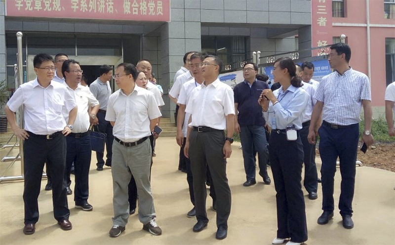 貴 州 省 人 大 常 委 會 副 主 任 、 秘 書 長 陳鳴明（前排中），赫章縣委副書記、縣長胡海 （前排左二），副縣長唐瑜等領(lǐng)導(dǎo)到我校調(diào)研。